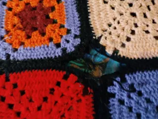 Manta artesanal multicolor tejida a mano.