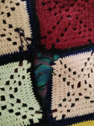 Manta artesanal multicolor tejida a mano.