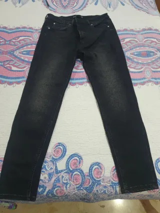 Pantalón vaquero Stradivarius negro talla 42