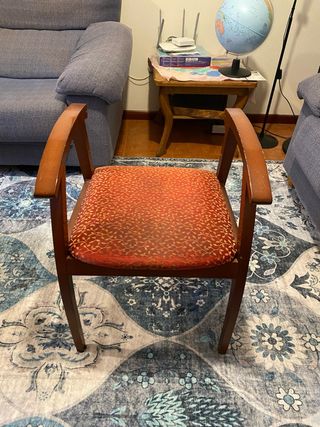 3 Sillas de Madera Tapizadas.