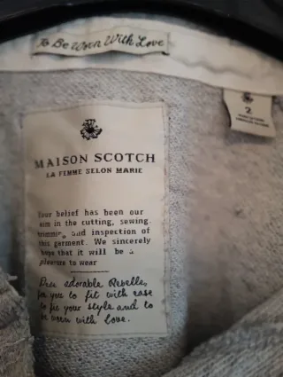 Sudadera gris con estampado de corazón.