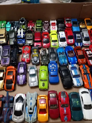 Lote de Carros Hot Wheels 140 unidades