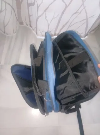 Mochila azul con múltiples compartimentos