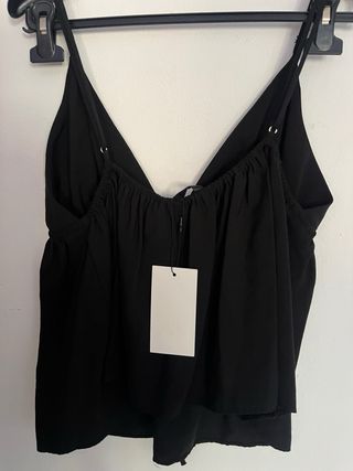 Top negro con cordones