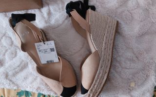 Cuñas de esparto bicolor atadas al tobil