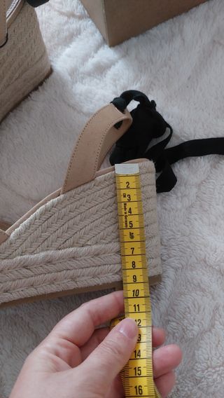 Cuñas de esparto bicolor atadas al tobil