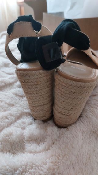 Cuñas de esparto bicolor atadas al tobil