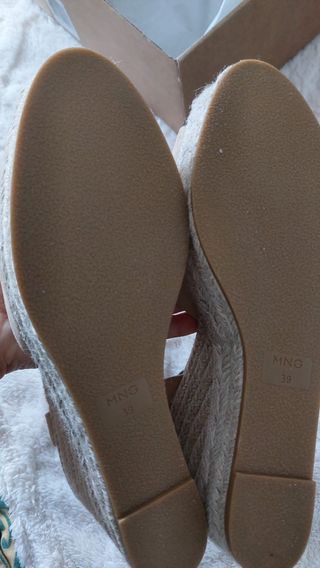 Cuñas de esparto bicolor atadas al tobil