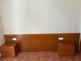 Mesitas de noche y cabecero de madera