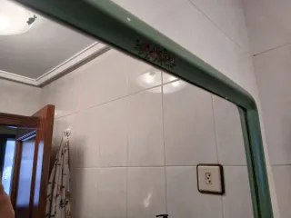 Espejo pintado a mano y mueble baño mimbre