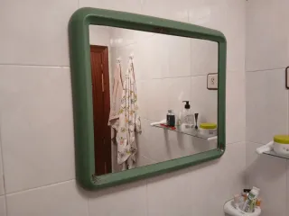 Espejo pintado a mano y mueble baño mimbre