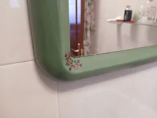 Espejo pintado a mano y mueble baño mimbre