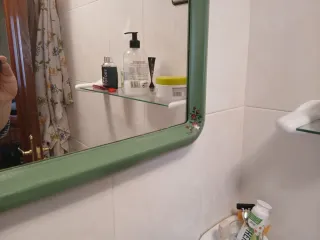 Espejo pintado a mano y mueble baño mimbre
