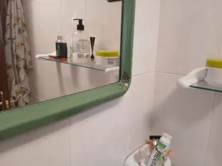 Espejo pintado a mano y mueble baño mimbre