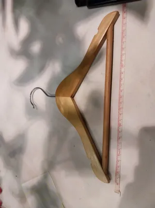 Gancio in legno per abbigliamento per bambini. Misura 29 cm di lunghezza