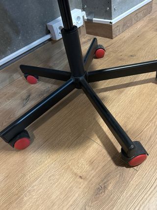 Silla de oficina tipo gamer negra y roja