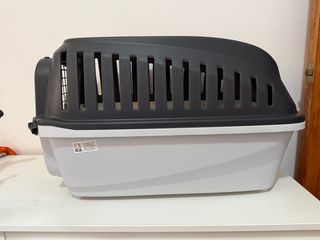 Transportín pequeño gris y blanco