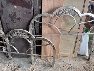 Cama de níquel con diseño floral