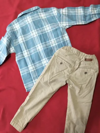 Camicia a quadri azzurra e pantaloni beige bimbo 2