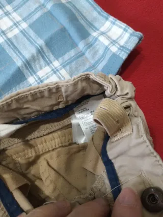 Camicia a quadri azzurra e pantaloni beige bimbo 2