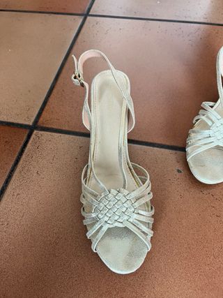 Tacones dorados piel