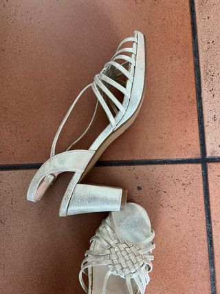 Tacones dorados piel