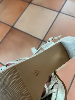 Tacones dorados piel