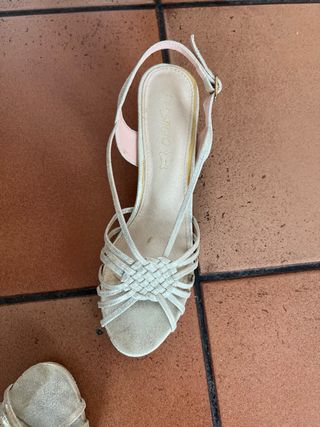 Tacones dorados piel