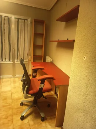 Armario madera marrón y rojo