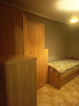 Armario madera marrón y rojo