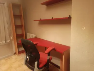 Armario madera marrón y rojo