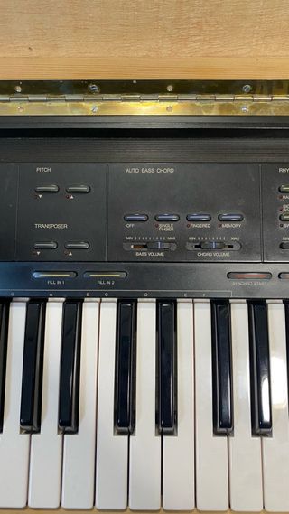 Teclado Yamaha PSR-50 con caja madera