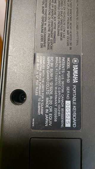 Teclado Yamaha PSR-50 con caja madera