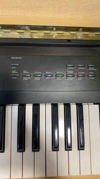 Teclado Yamaha PSR-50 con caja madera