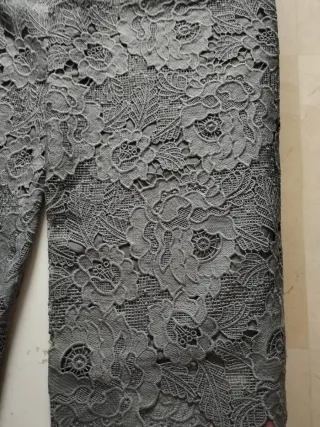 Pantalón gris con encaje