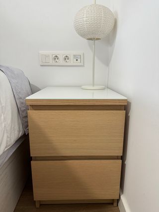 Mesita de noche Ikea, con vidrio blanco
