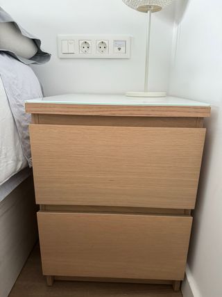 Mesita de noche Ikea, con vidrio blanco
