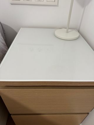 Mesita de noche Ikea, con vidrio blanco