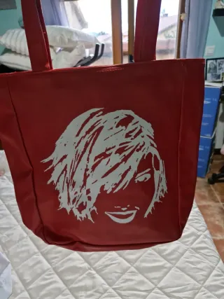 Bolso rojo con estampado de rostro