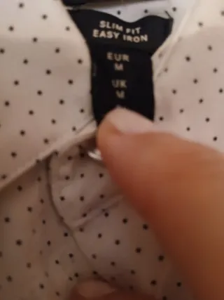 Camisa de vestir blanca con puntos