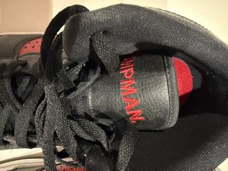 Zapatillas Jordan Negras y Rojas