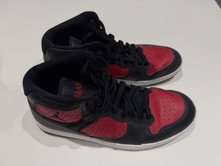 Zapatillas Jordan Negras y Rojas