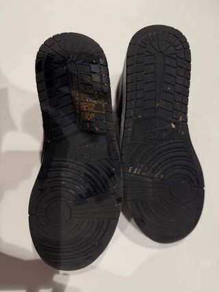 Zapatillas Jordan Negras y Rojas