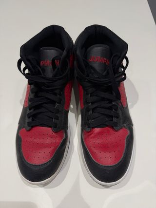 Zapatillas Jordan Negras y Rojas