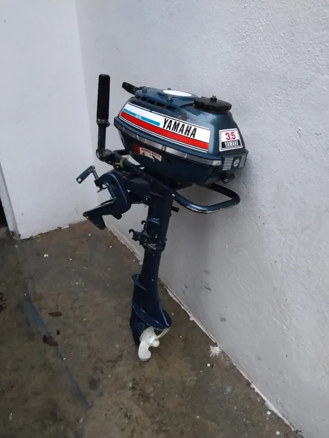 Motor fueraborda Yamaha OIL-100 (para reparar)