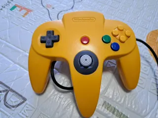 Nintendo 64 A con 2 controller e giochi