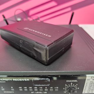 Pinza Microfono + Receptor Sennheiser Em 1031-u