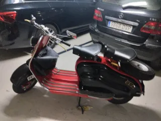 Lambretta Scooter Clásica Roja y Negra ld 125 itv