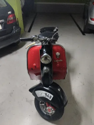 Lambretta Scooter Clásica Roja y Negra ld 125 itv