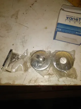 Herrajes y materiales varios de carpintería